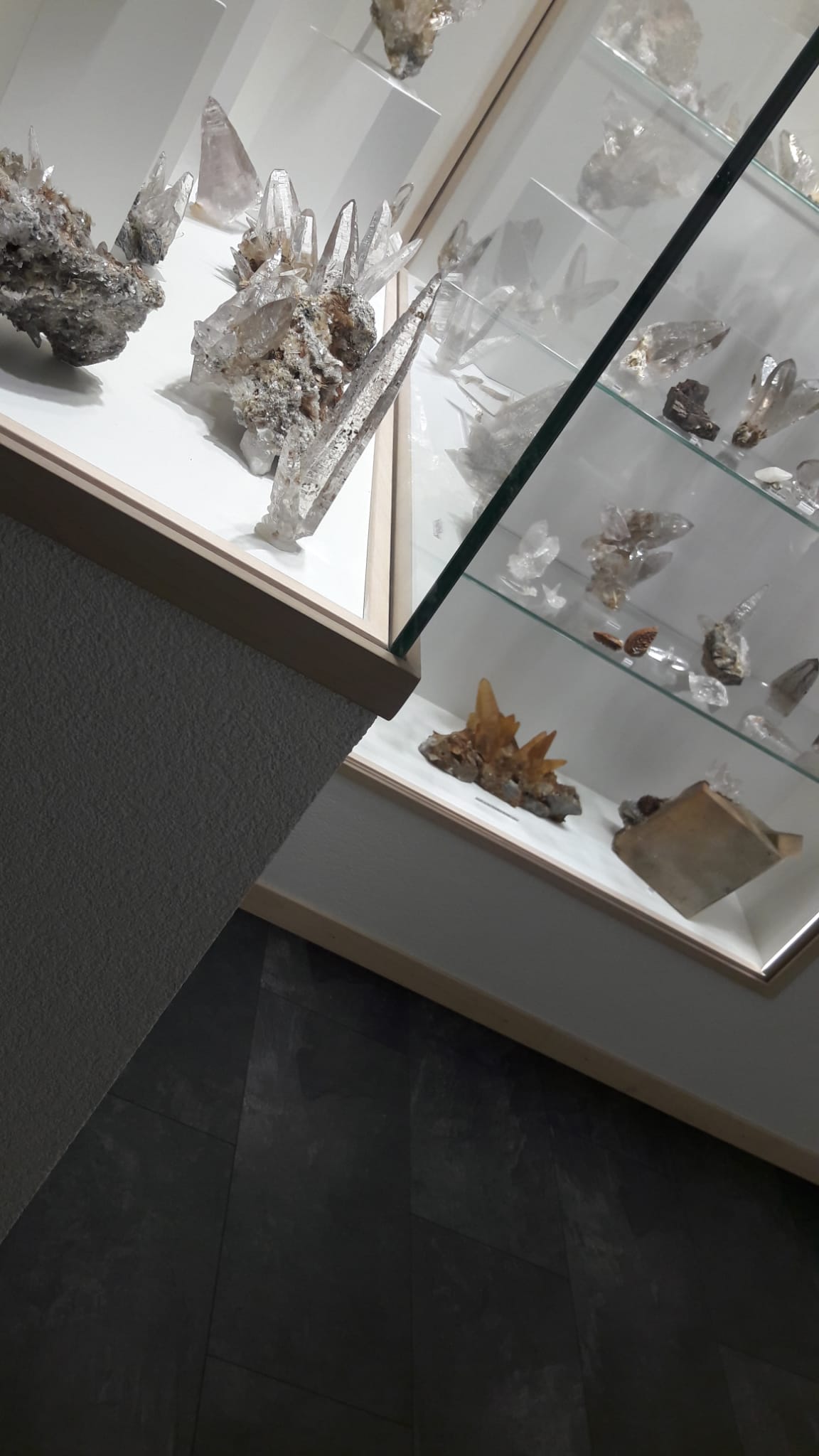 Eine von vielen Kristall und Mineralien Ausstellungs Stücke im Strahlermuseum Schmidt im Wallis
