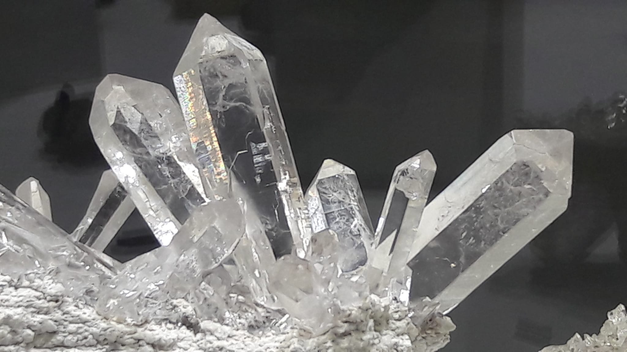 Kristallgruppen der extra Klasse im faszinierend schönen Schweizer Strahler Museum Schmidt im Wallis